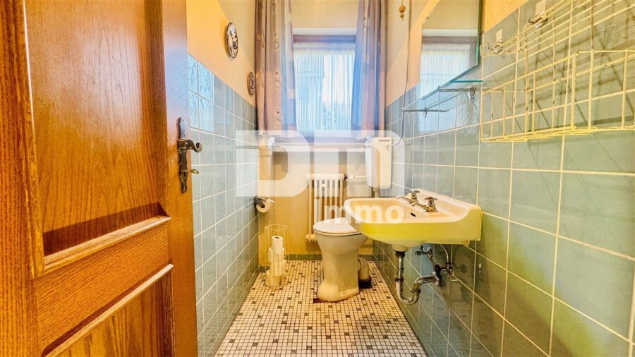 1-2 Familienhaus mit Nebengebäude (Ferienwohnung) + Halle / Garagen im Ensemble - EG Bestand Gäste WC